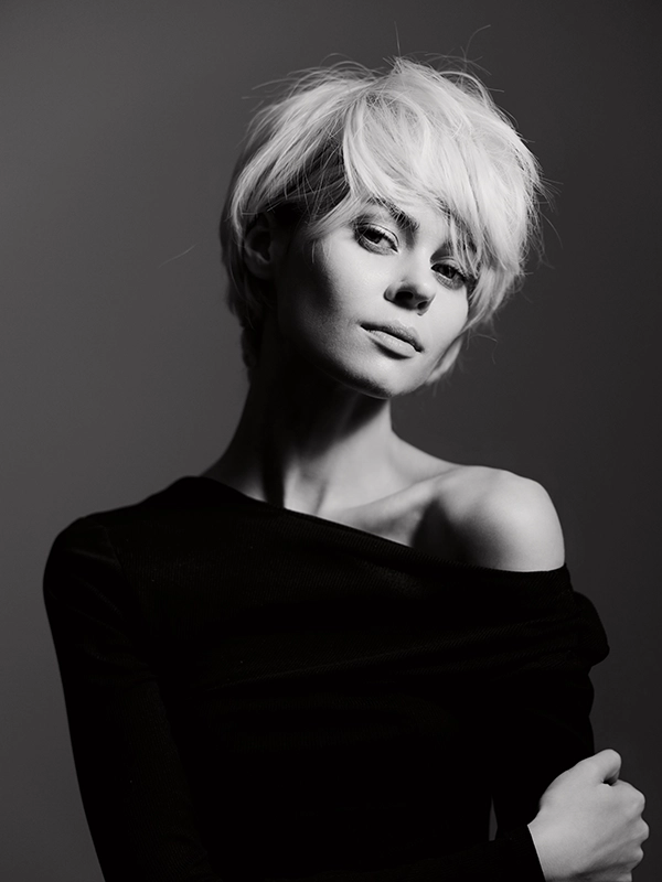 Imagen en blanco y negro de chica con pelo corto rubio.