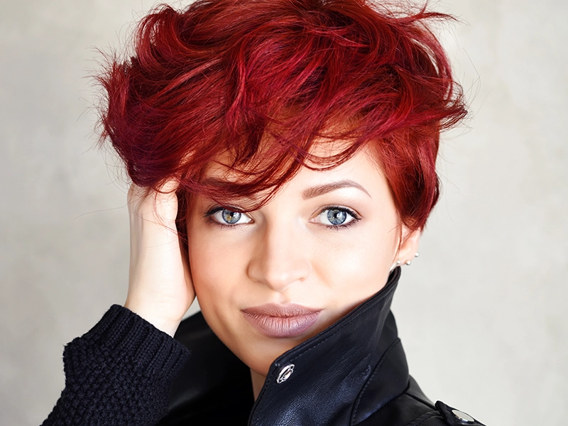 Chica con pelo corto en color caoba.
