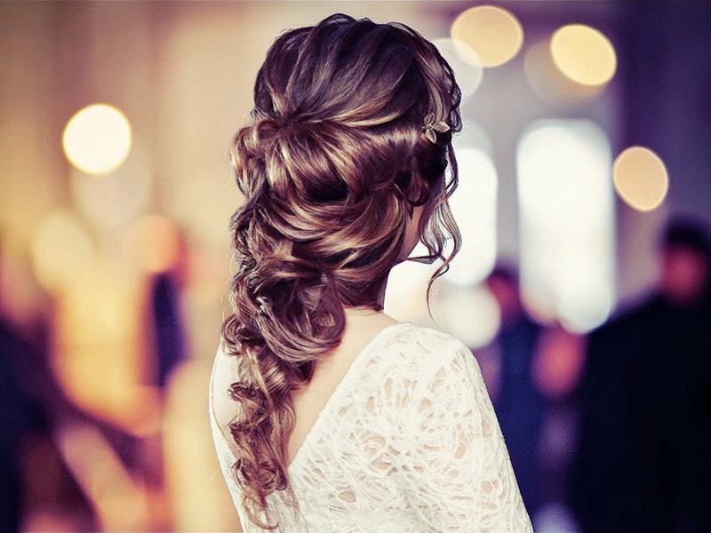 Vista trasera de novia con medio recogido el día de la boda.