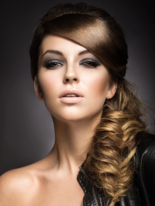 Modelo con un recogido con trenza para un evento.